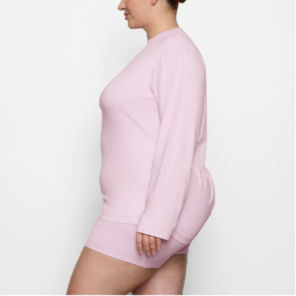 Ready to Ship๐ Skims Boyfriend Long Sleeve T-shirt - Picture 4 of 4